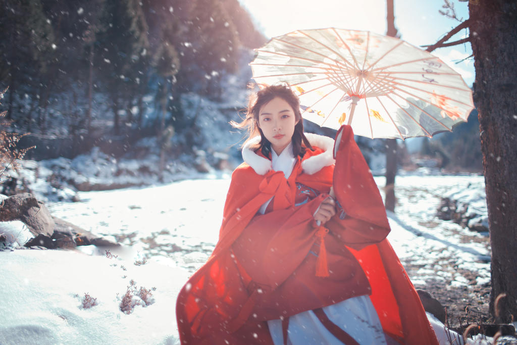 森系美女冬日户外雪地最大胆的中国艺木图片