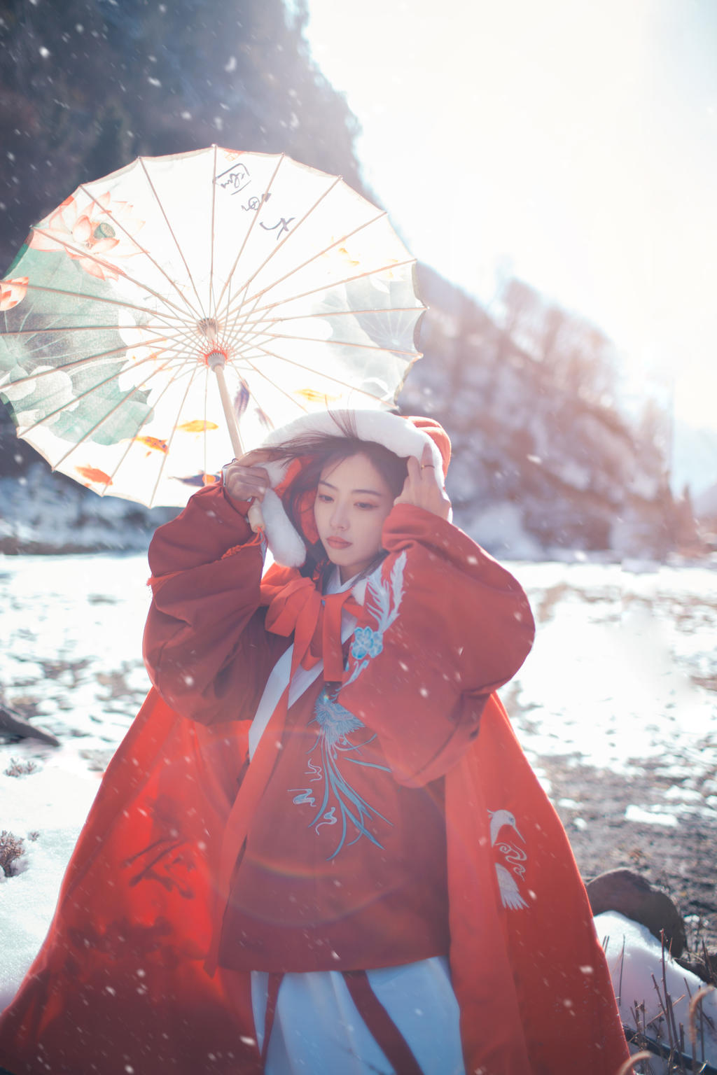 森系美女冬日户外雪地最大胆的中国艺木图片