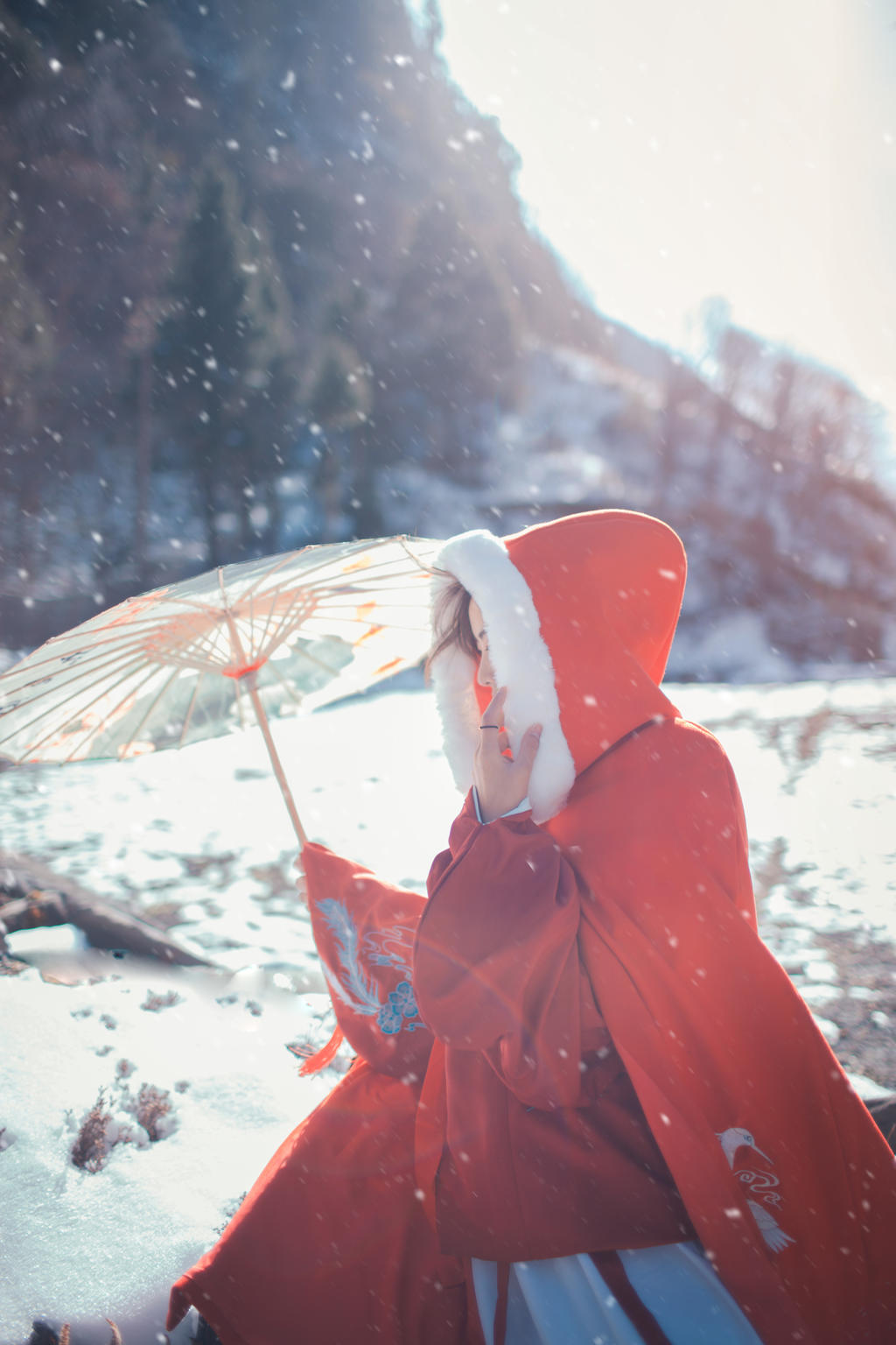 森系美女冬日户外雪地最大胆的中国艺木图片