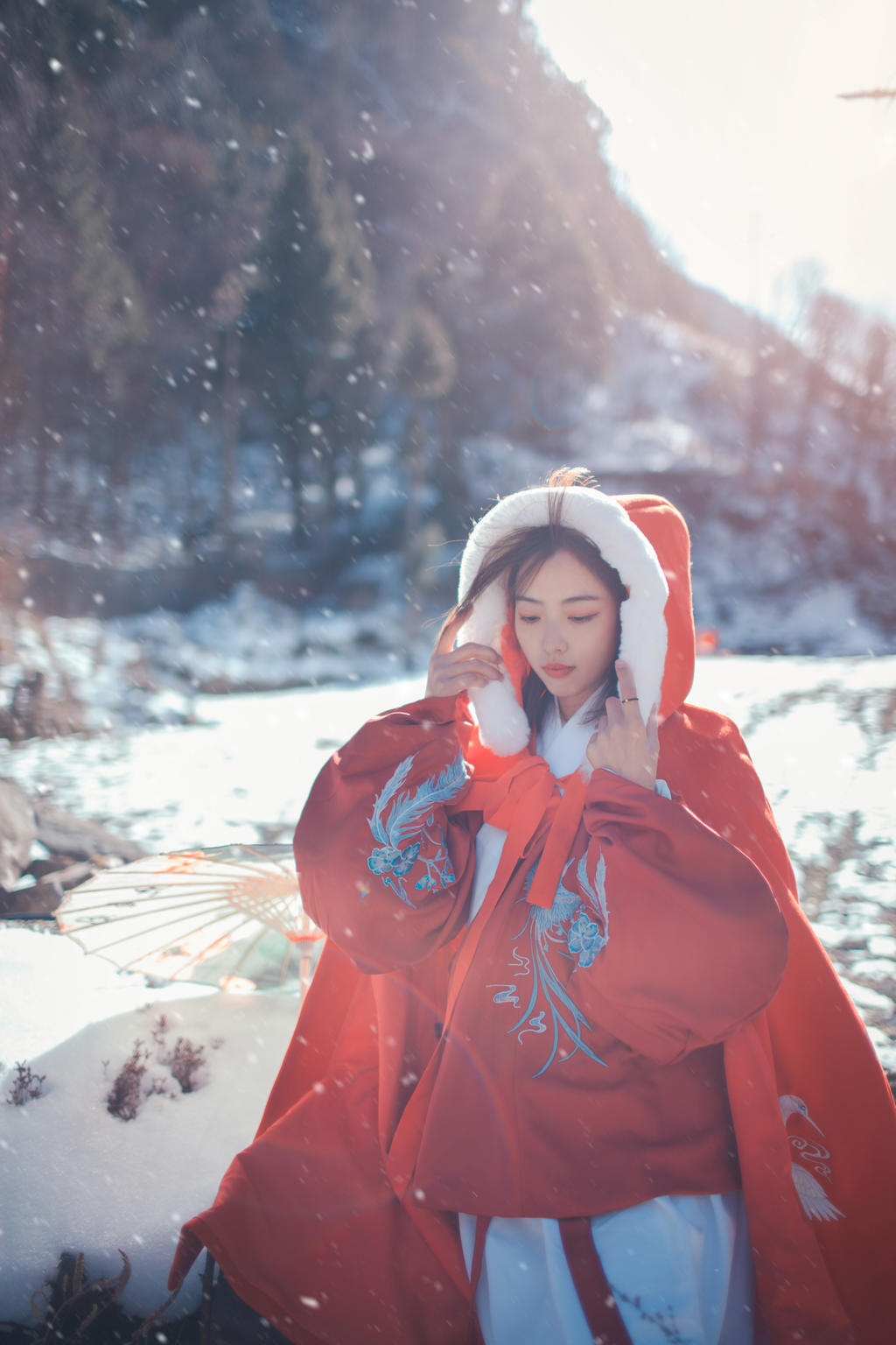 森系美女冬日户外雪地最大胆的中国艺木图片