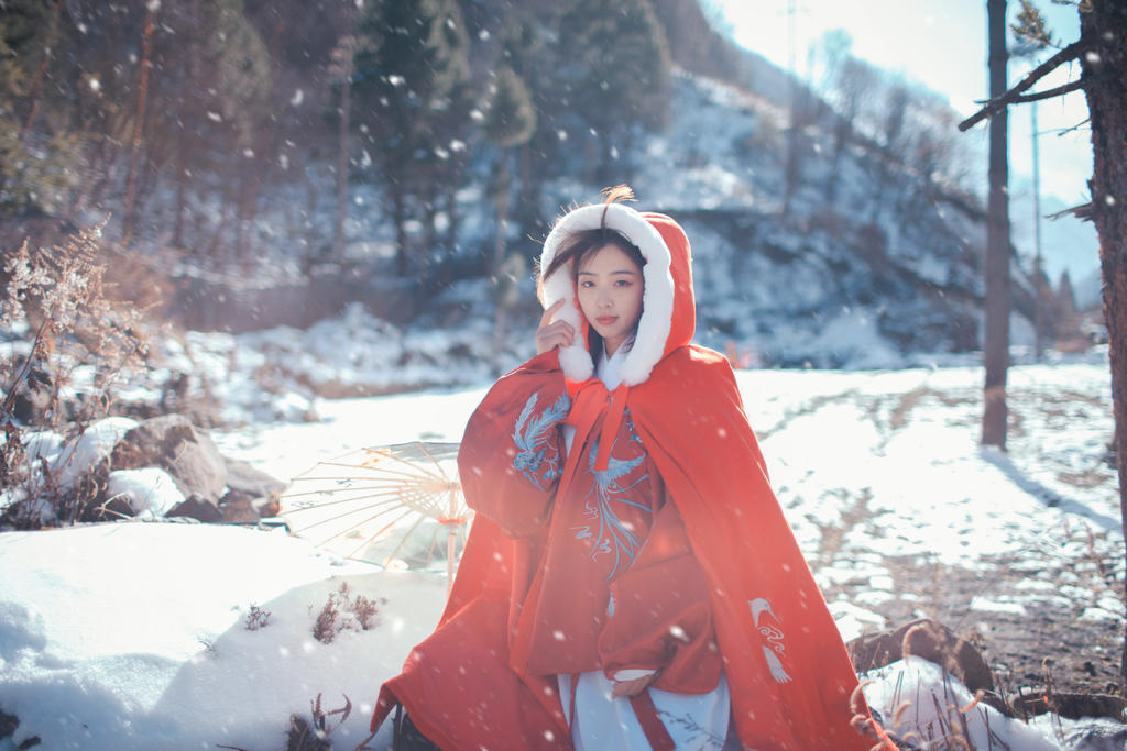 森系美女冬日户外雪地最大胆的中国艺木图片