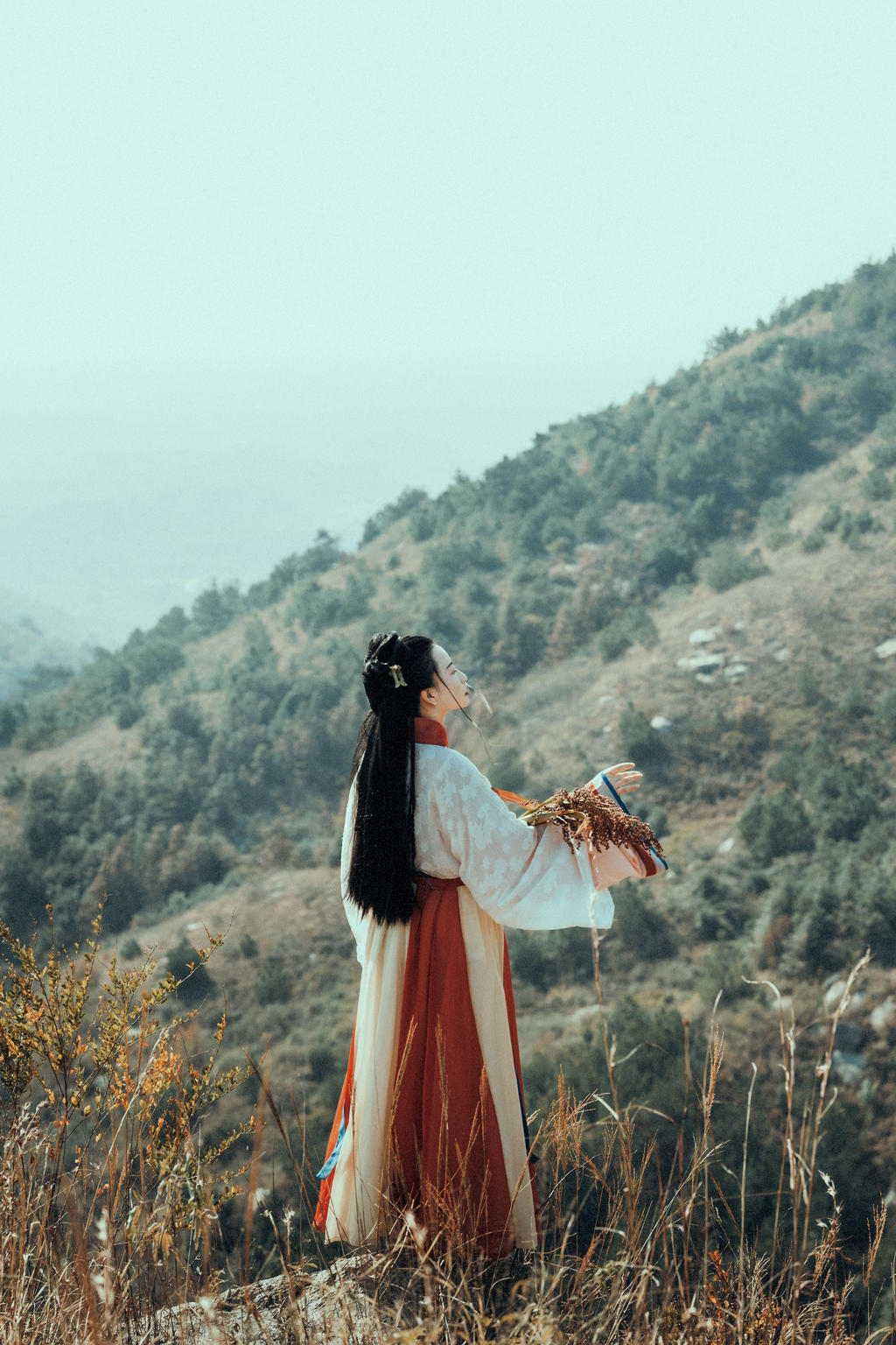 气质娴静淡雅的汉服美粉嫩校花掀开裙子自慰