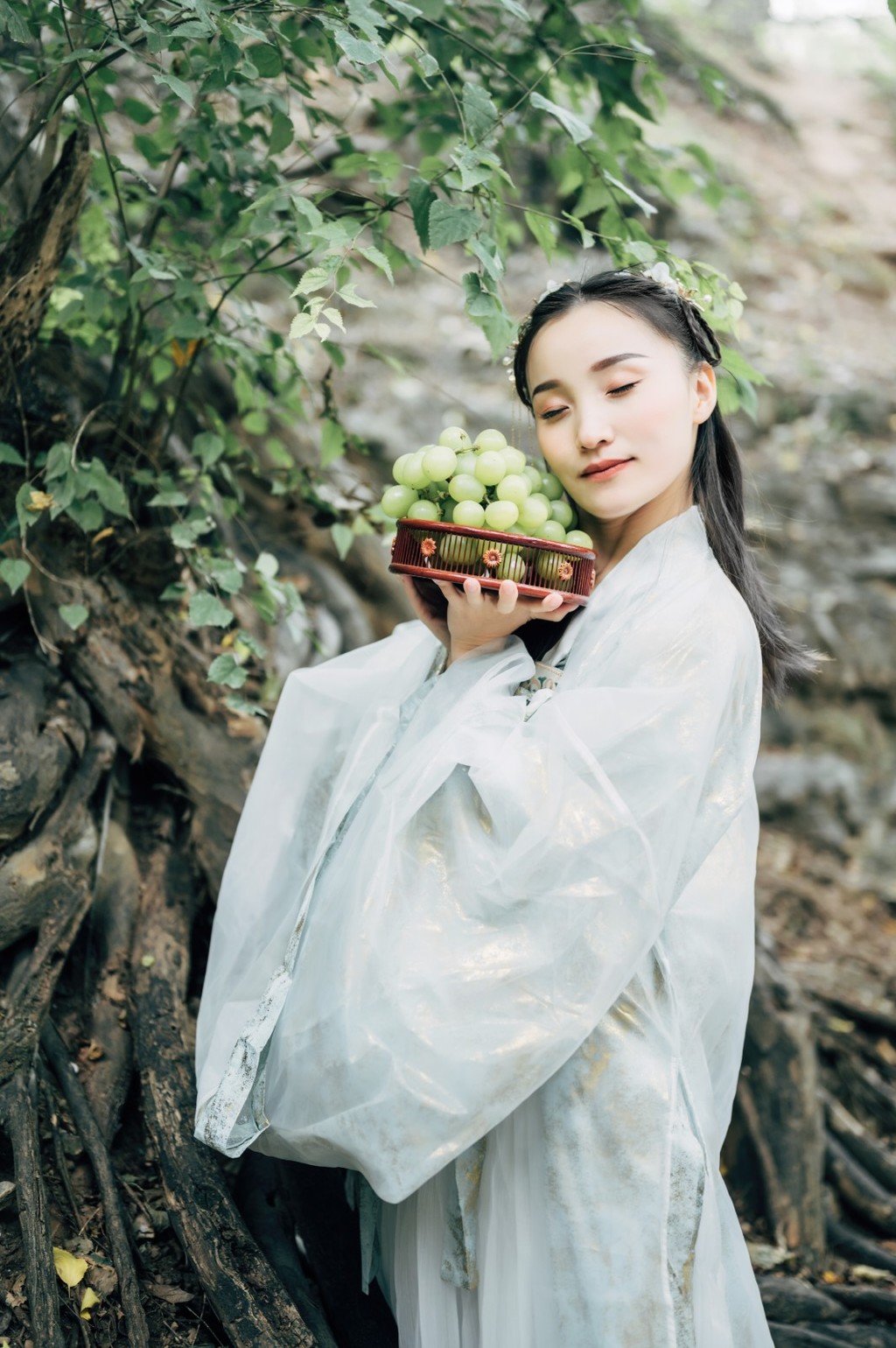 气质清新脱俗的古装美跪趴高肥臀忍受撞击