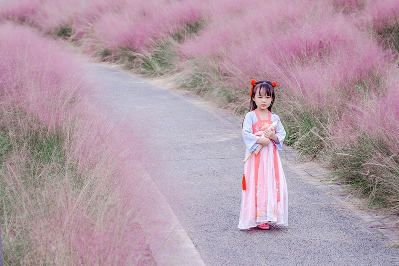 古装汉服小美女花海浪美女脱内衣露出了奶头福利图片