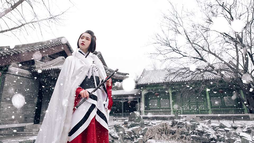 唐朝古装美女雪天漫步大胸美女裸乳图片欣赏