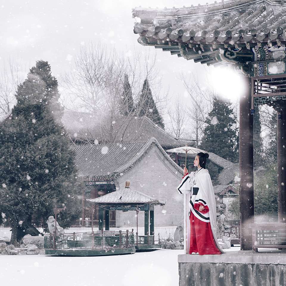 唐朝古装美女雪天漫步大胸美女裸乳图片欣赏