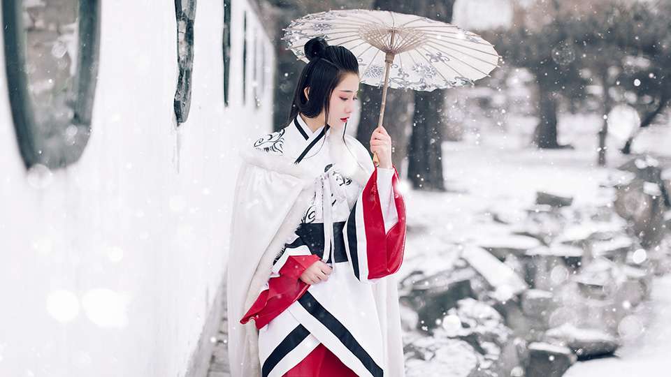 唐朝古装美女雪天漫步大胸美女裸乳图片欣赏