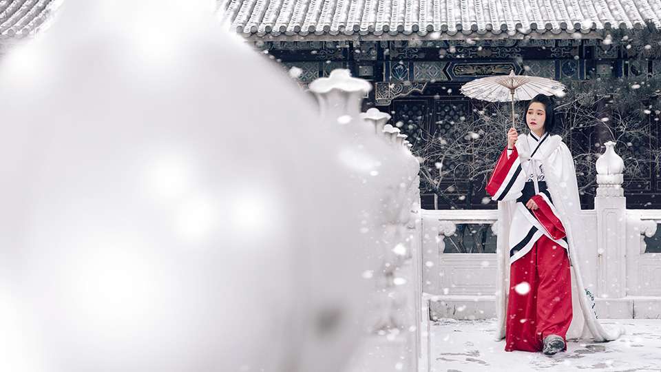 唐朝古装美女雪天漫步大胸美女裸乳图片欣赏