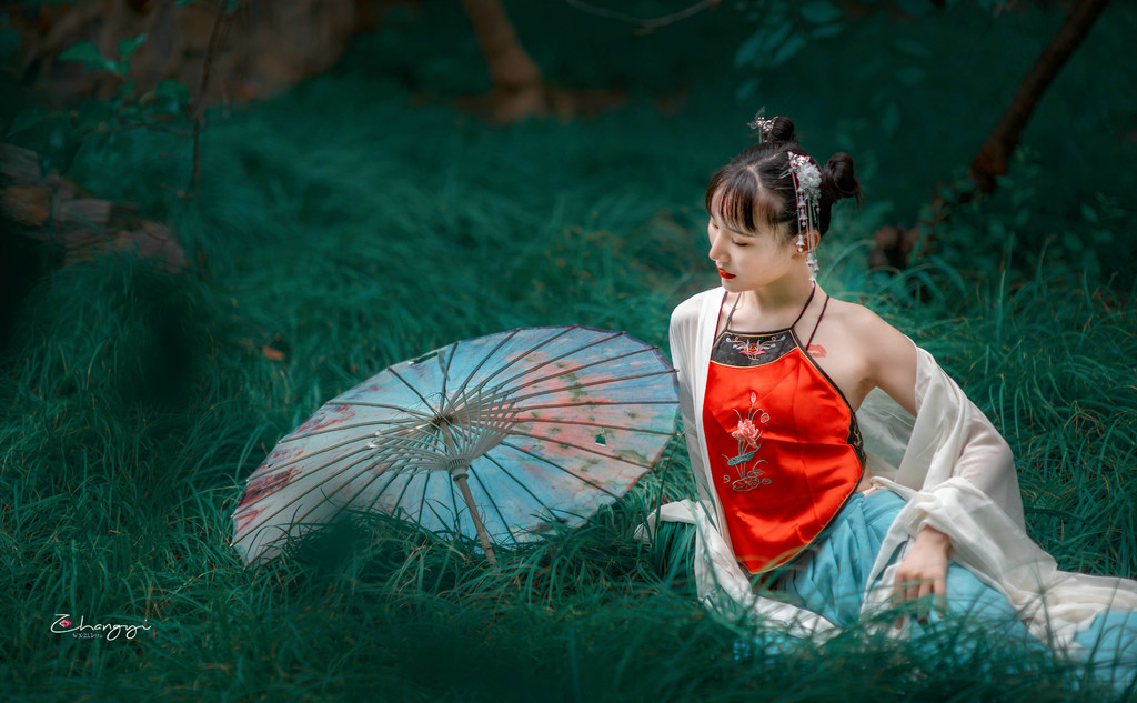 古装红肚兜美女撑雨油销魂美女图库