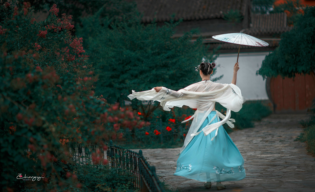 古装红肚兜美女撑雨油销魂美女图库