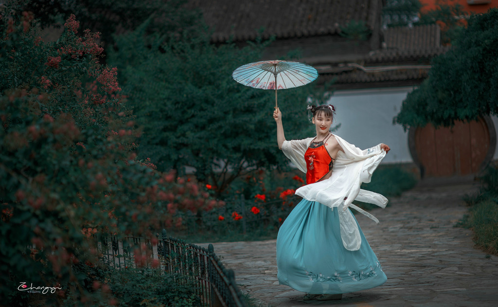 古装红肚兜美女撑雨油销魂美女图库