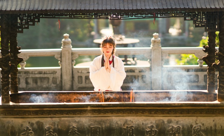 古装美女亭中如画优雅一区二区三区免费写真裸体美女图片