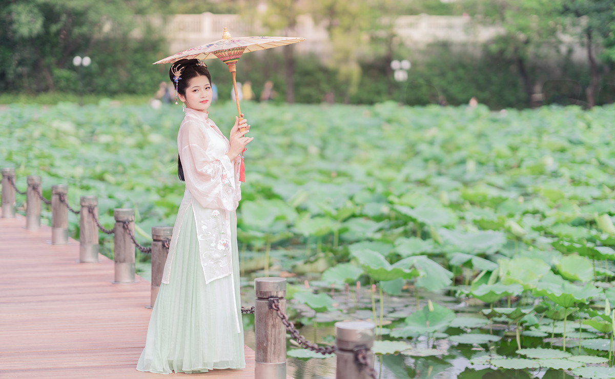 荷塘池旁古装美女透视裸体图片