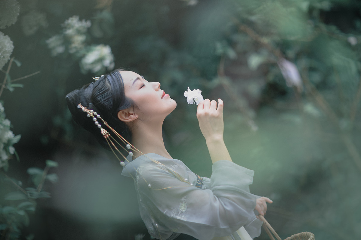 撑纸伞的汉服美女雨中水多嫩模私拍图片