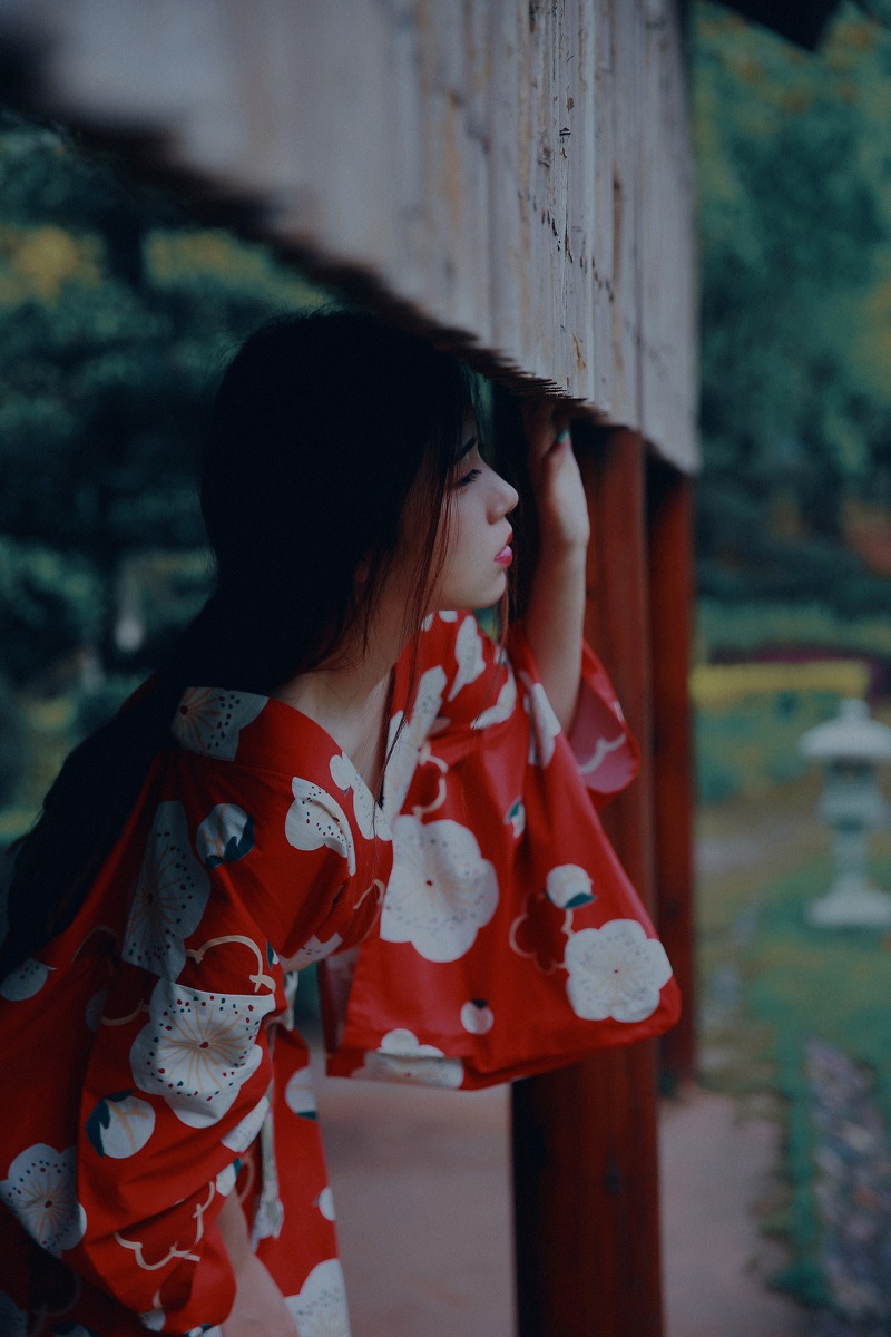 露美肩的古装和服美女粉嫩鲍鱼寂寞空虚私房写真图片