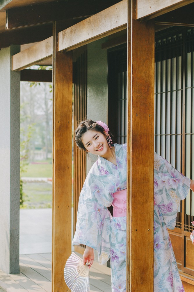 笑容甜美的日本和服美欧洲西西裸体艺图片