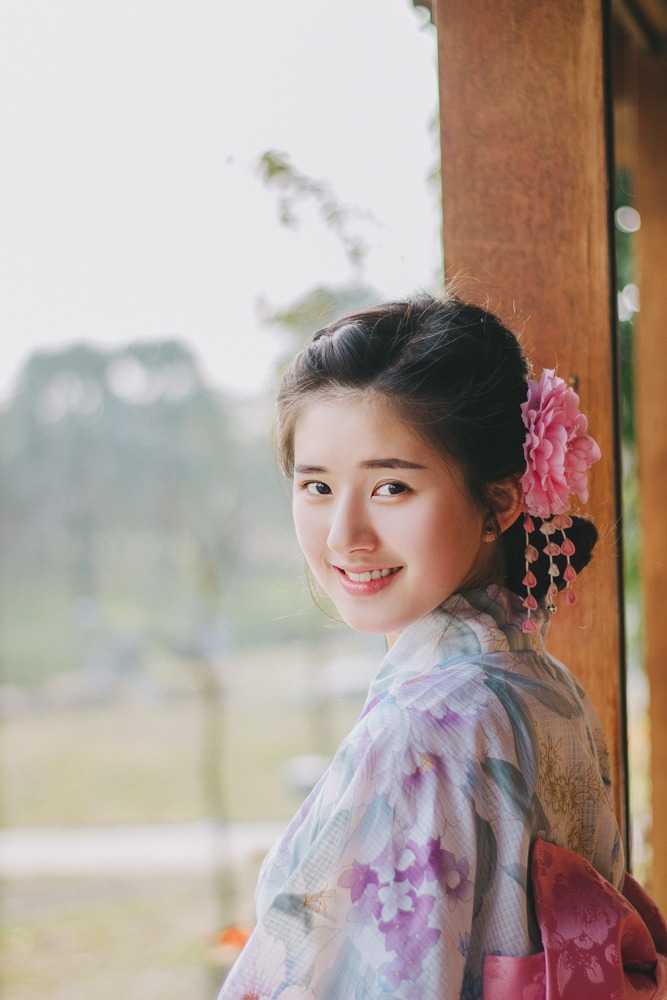 笑容甜美的日本和服美欧洲西西裸体艺图片