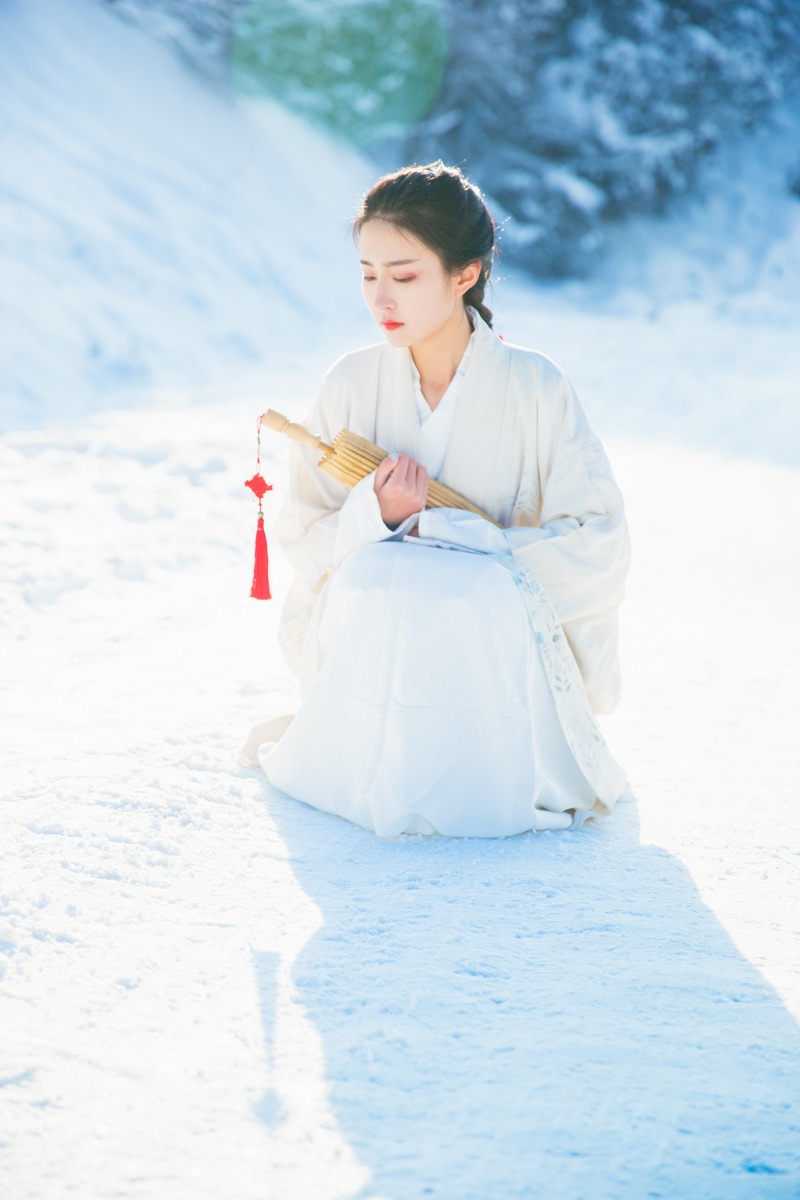 汉服美女冰雪山上的纯大胆露b图片