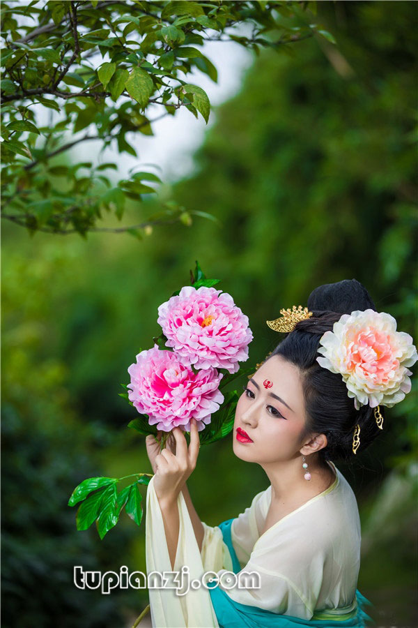 红唇女子古装图片 唯西西生殖艺术照图片