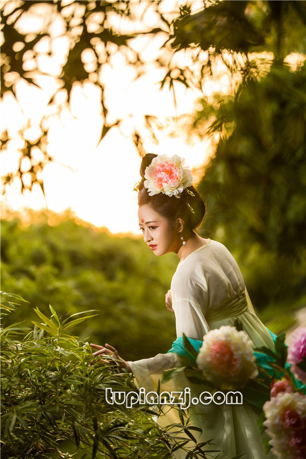 红唇女子古装图片 唯西西生殖艺术照图片