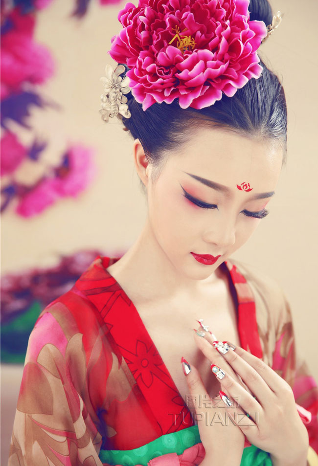 红唇古典少女 展闭月亚洲粉嫩高潮的18p图片