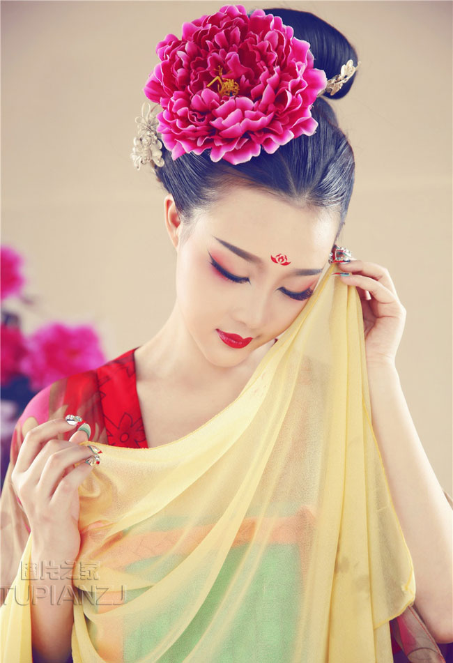 红唇古典少女 展闭月亚洲粉嫩高潮的18p图片