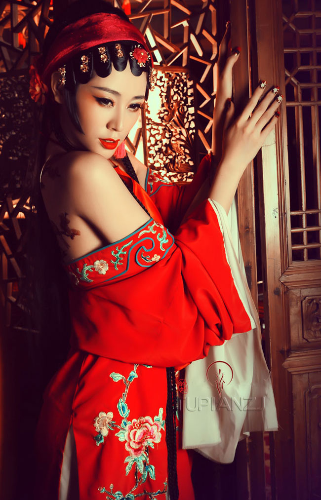 妖艳红装古装性感美女西西欧洲裸体美女艺术照图片