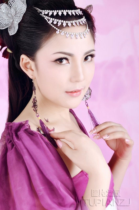 紫衣古装美女闺房图 极品美乳又白又粉小奶头图片