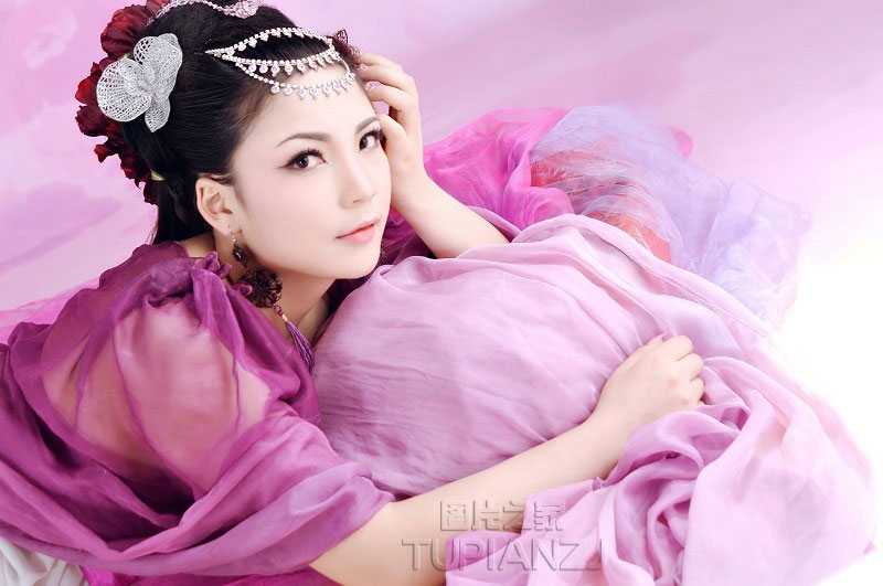 紫衣古装美女闺房图 极品美乳又白又粉小奶头图片
