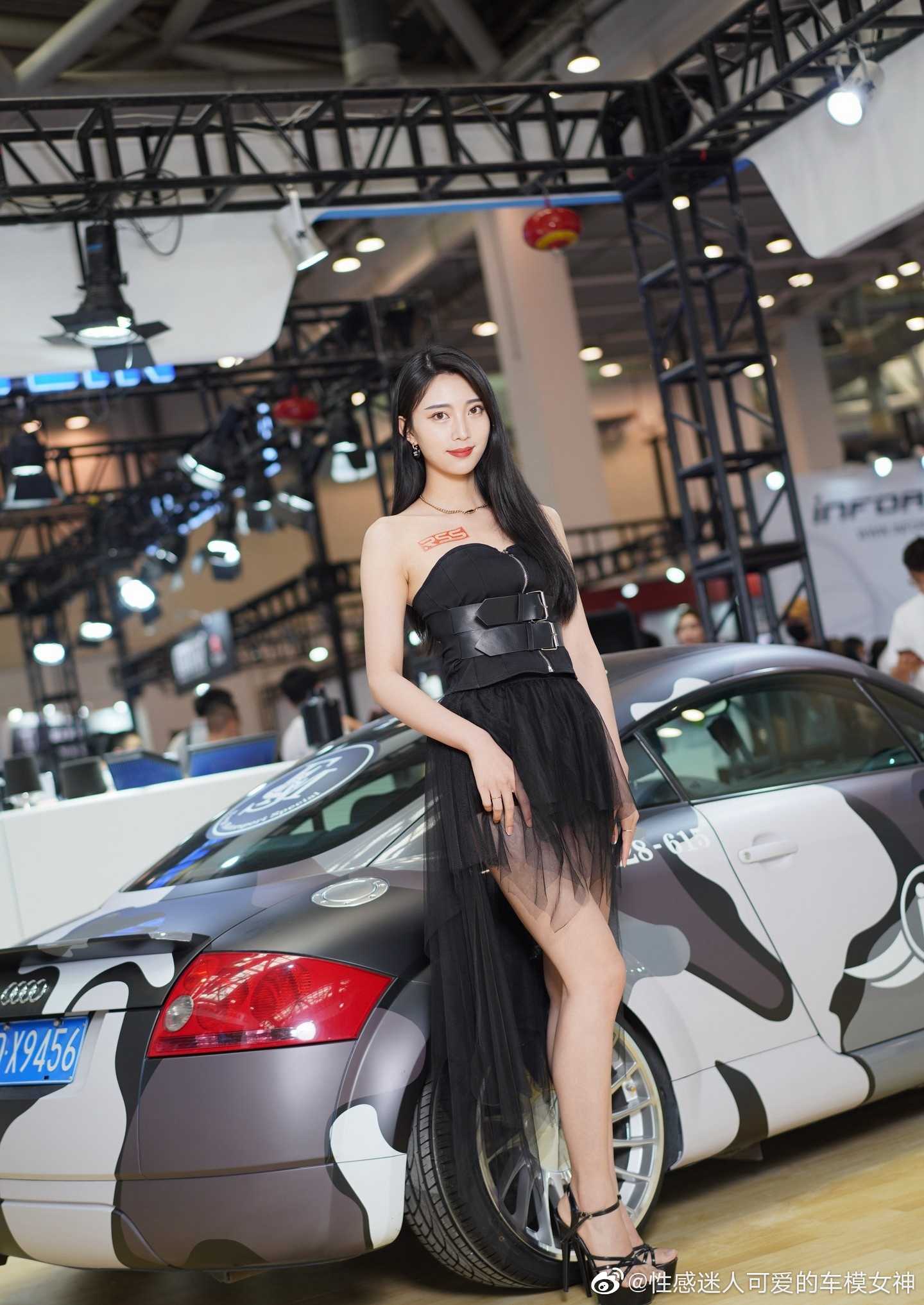 美女车模超短裙高跟鞋GOGO全球高清大尺度摄影图片