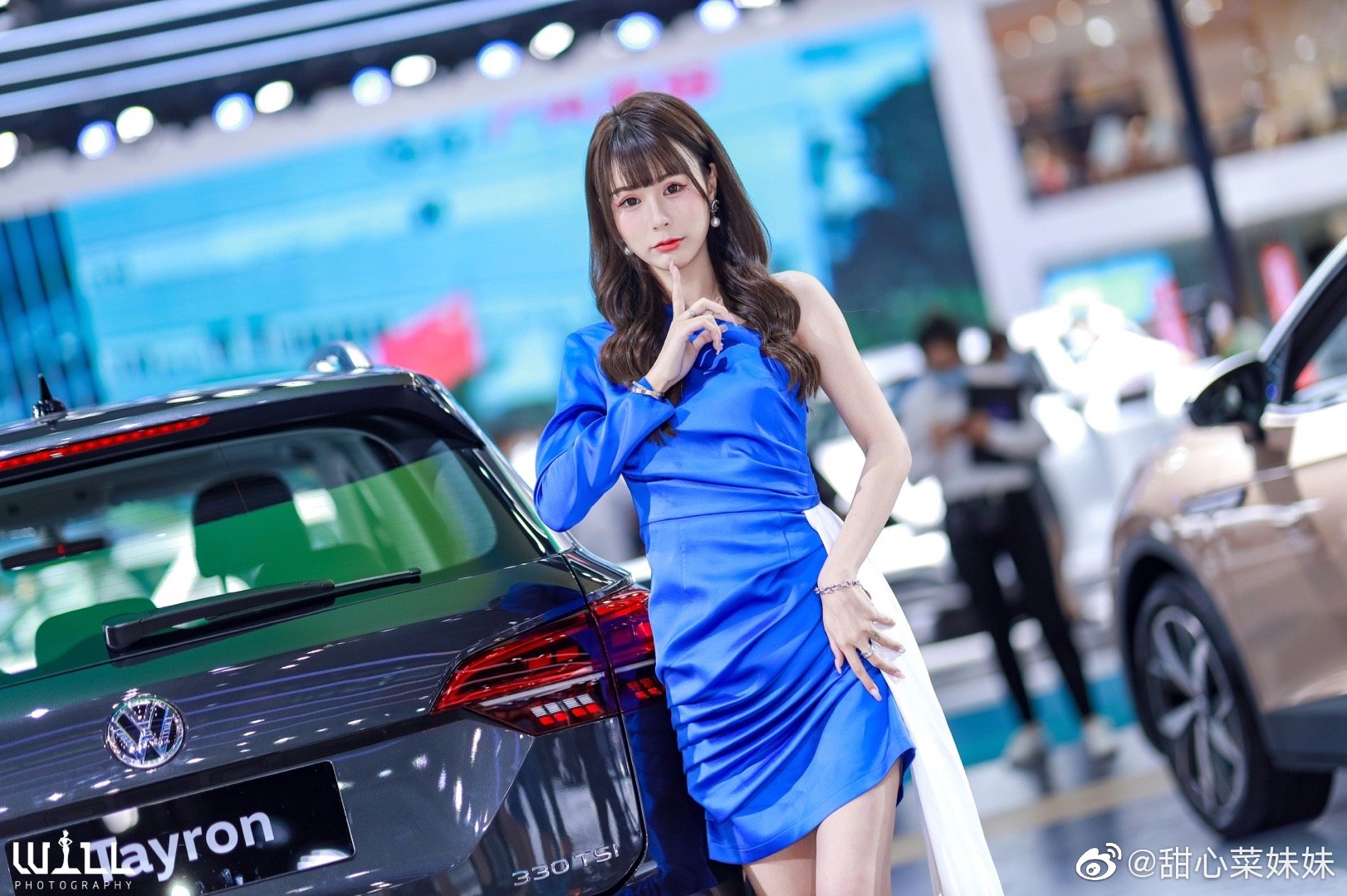 美女车模露肩短裙性感中国艺术模特图片