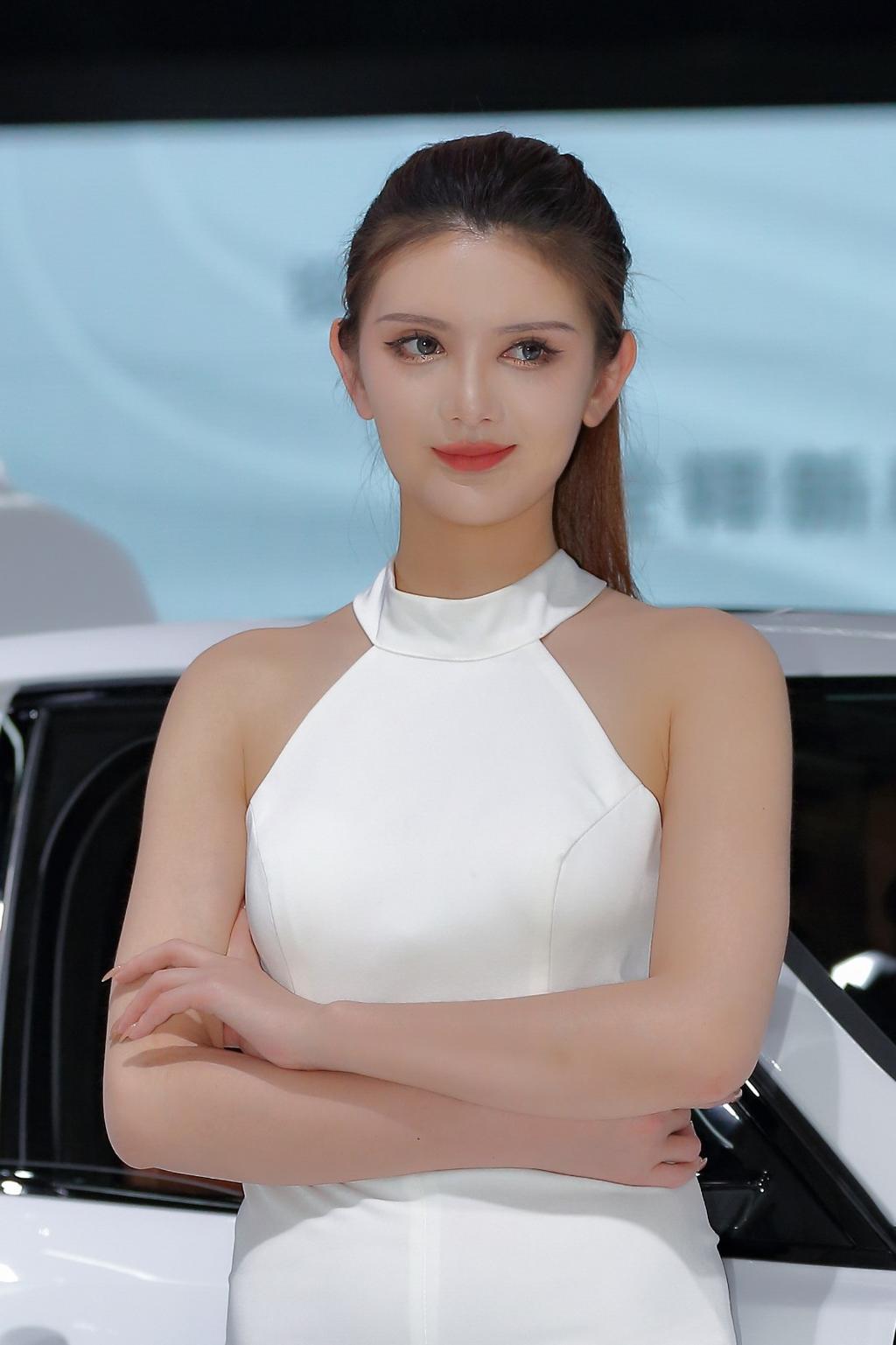 高挑有型美女车模小露131大胸美女图片