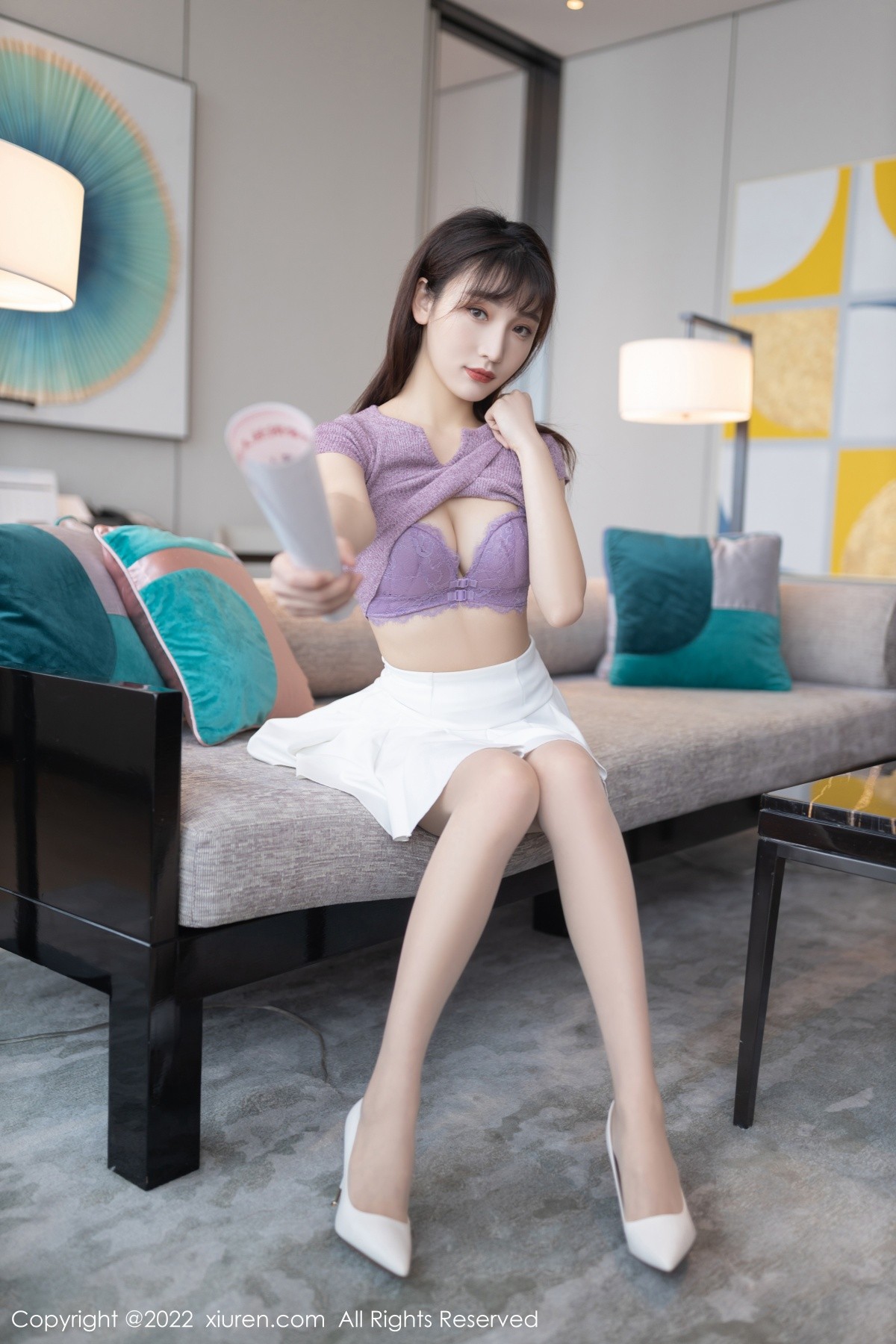 模特陆萱萱角色扮演主题紫色上衣半脱露紫色内衣撩人诱惑写真