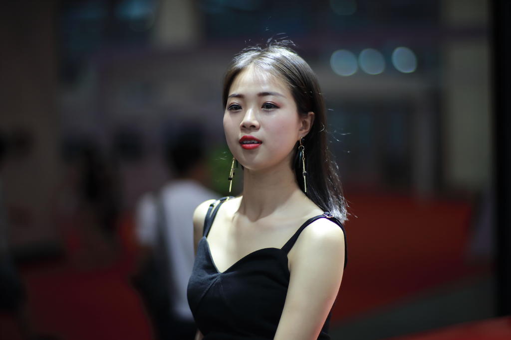 身材丰满的车模性感美大胆中国欧美人休艺术照图片