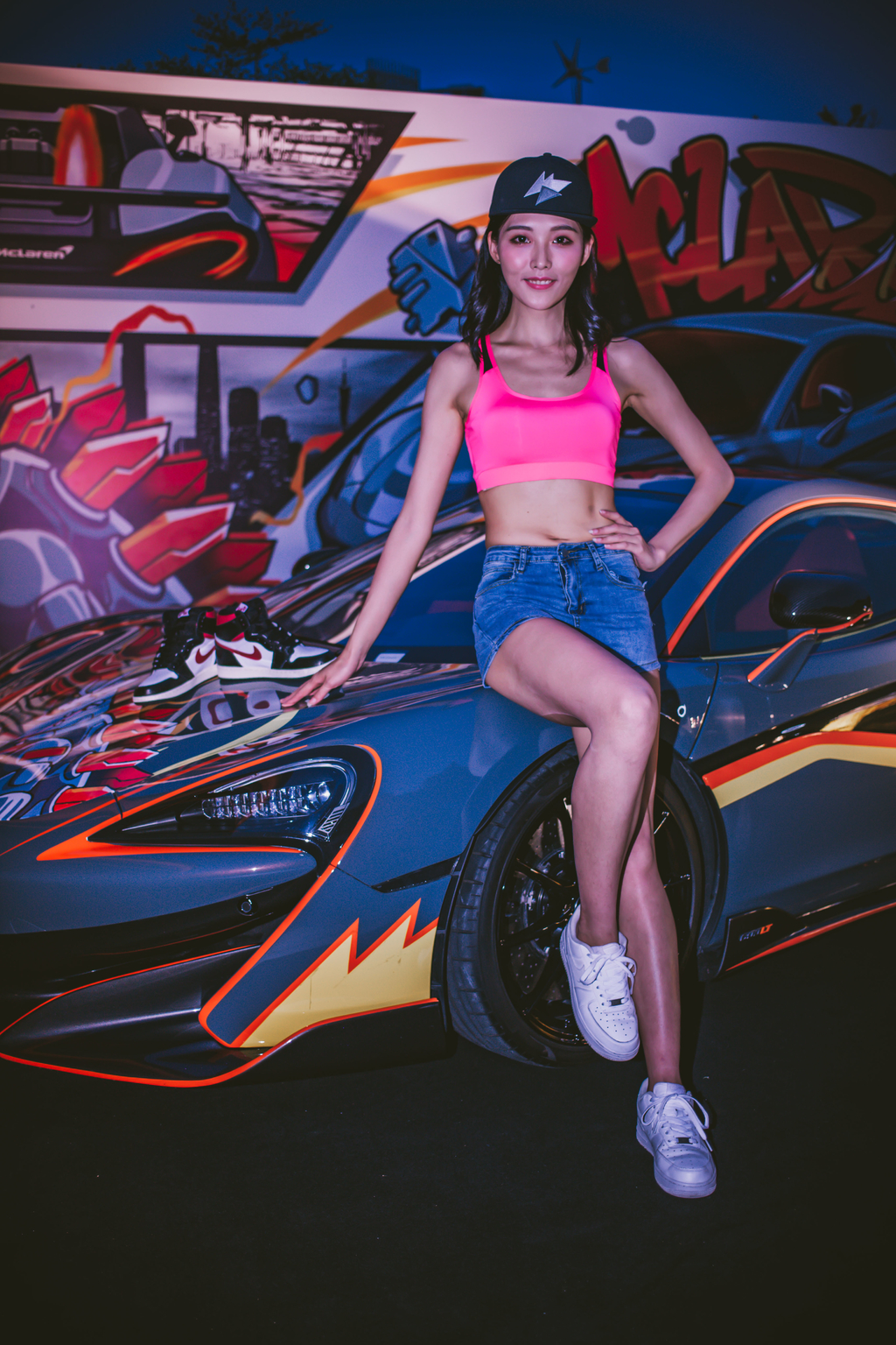 韩国第一车模吊带背心大胆祼体验艺术写真