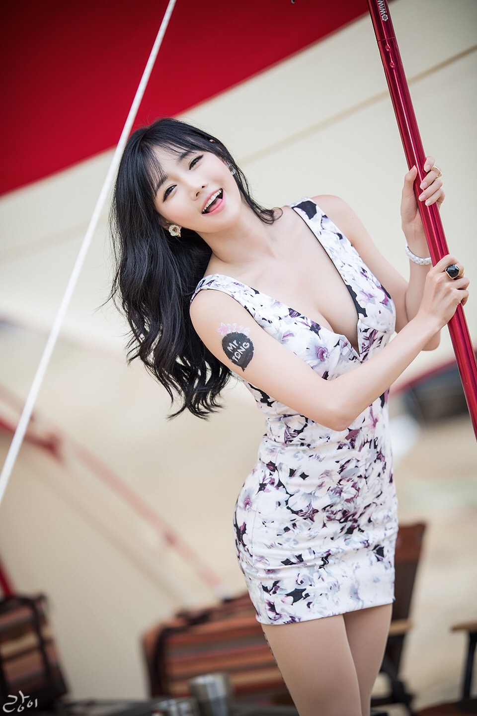 韩国美女车模深V超短大胆裸体销魂美女组图图片