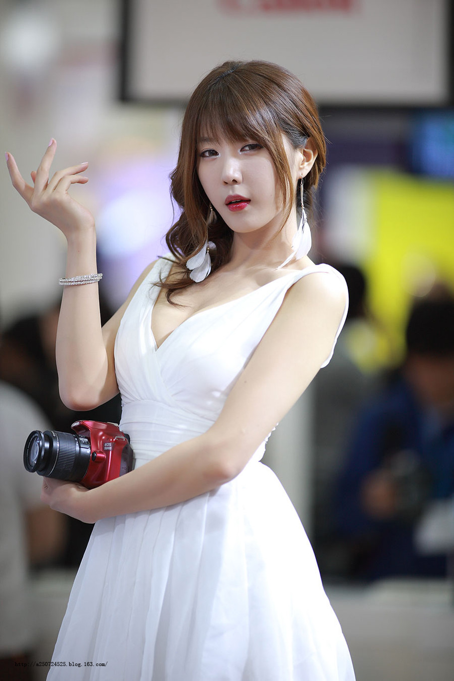 韩国美女车模一袭白裙美女下部私密的图片无遮挡
