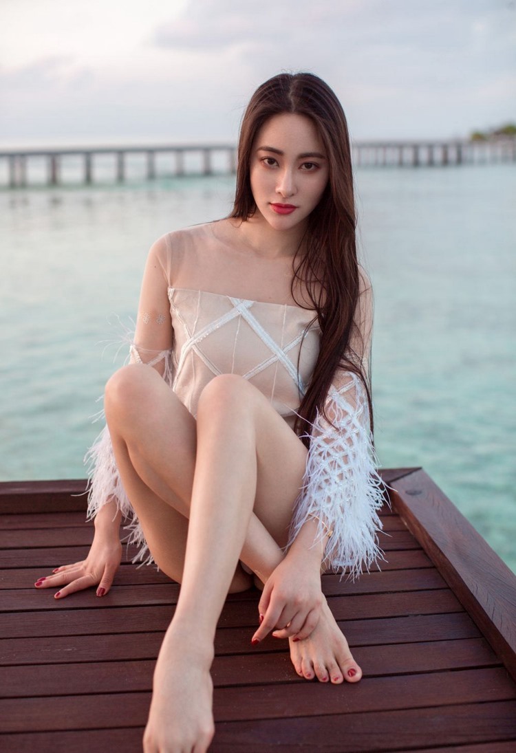 长腿美女海边湿身妖娆美女露100%奶头的胸