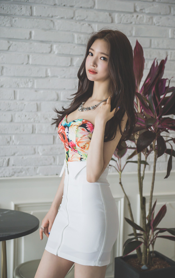 韩国气质美女抹胸超短脱的内裤都不剩的裸体美女