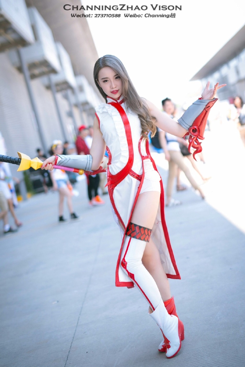 长发美女cospla手伸进内衣使劲揉搓奶头图片