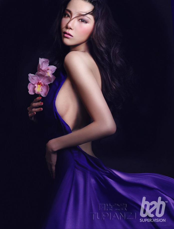 蓝裙魅惑性感女孩 身GOGO亚洲肉体艺术写真图片