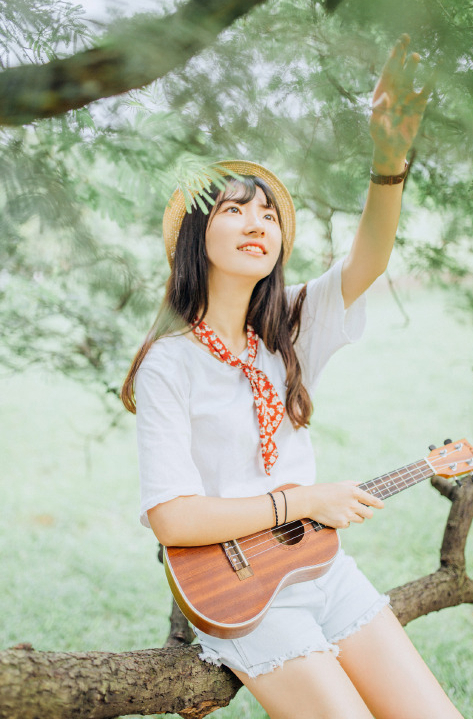 性感摇滚女子 裸露豹套图片