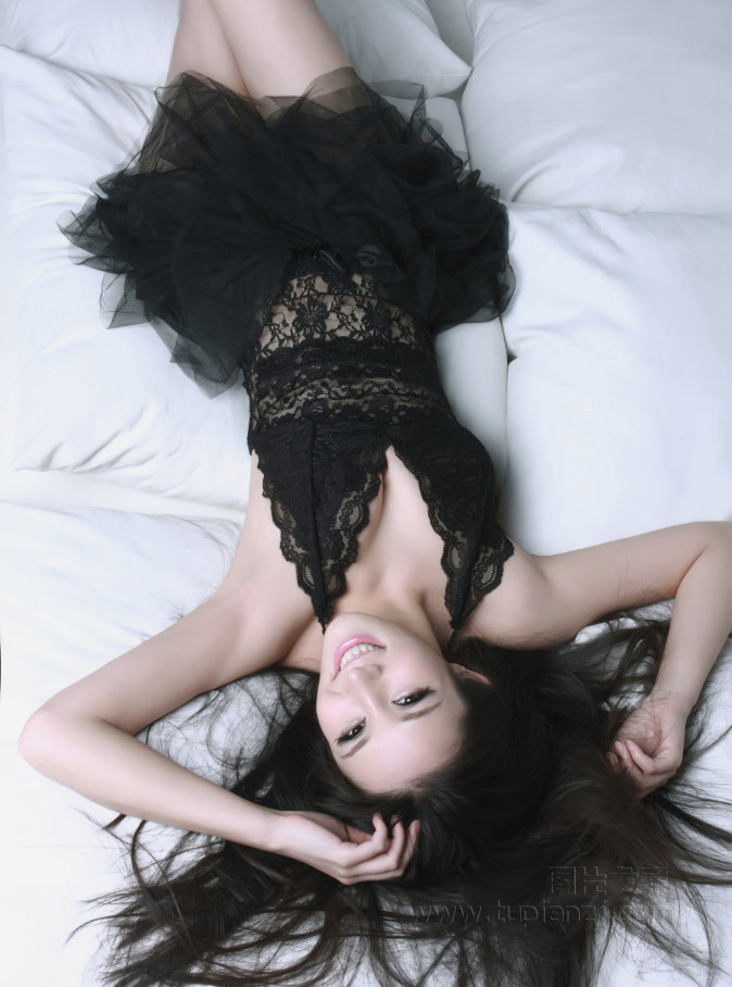美女身穿黑色蕾丝裙 最大胆147裸体艺术图片