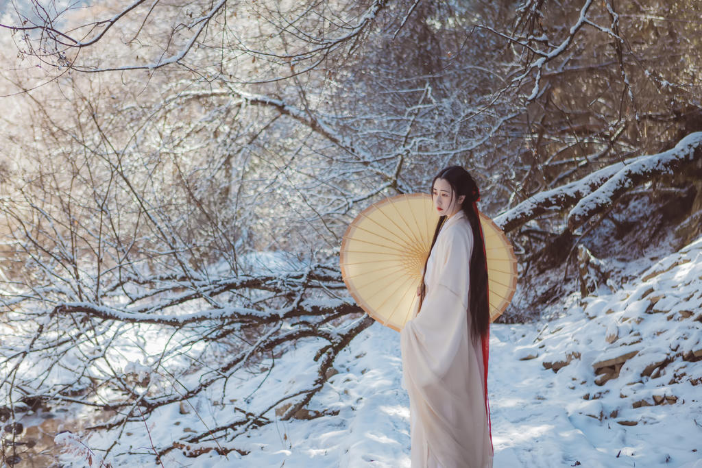 雪地里的汉服美女清新美女脱光图片