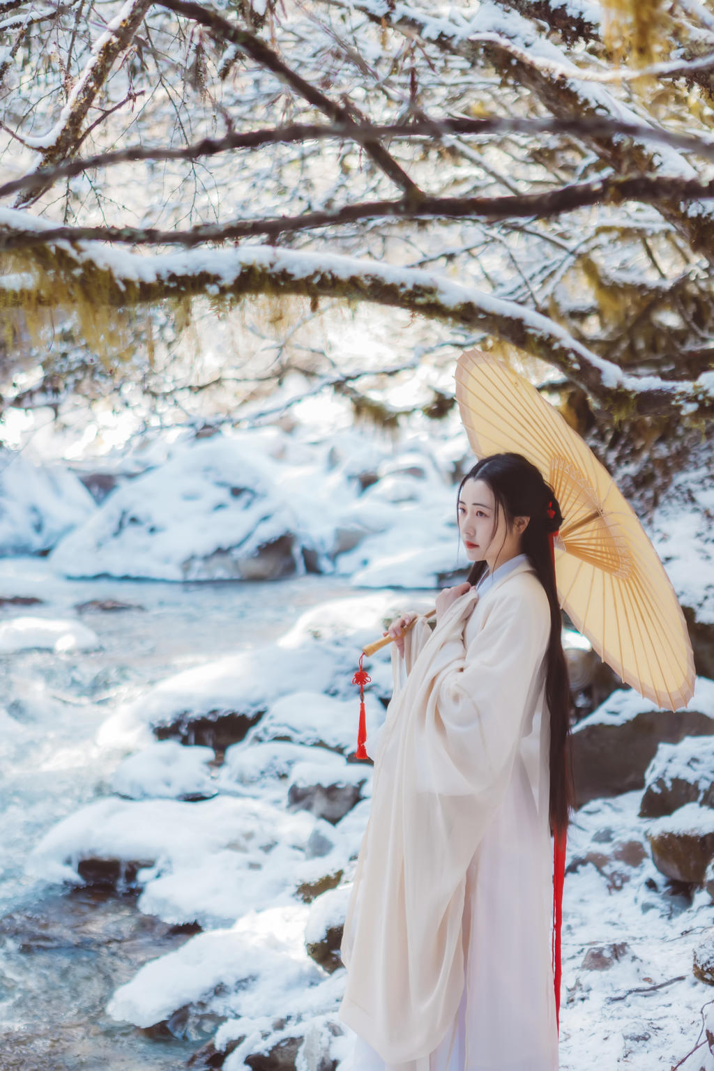 雪地里的汉服美女清新美女脱光图片