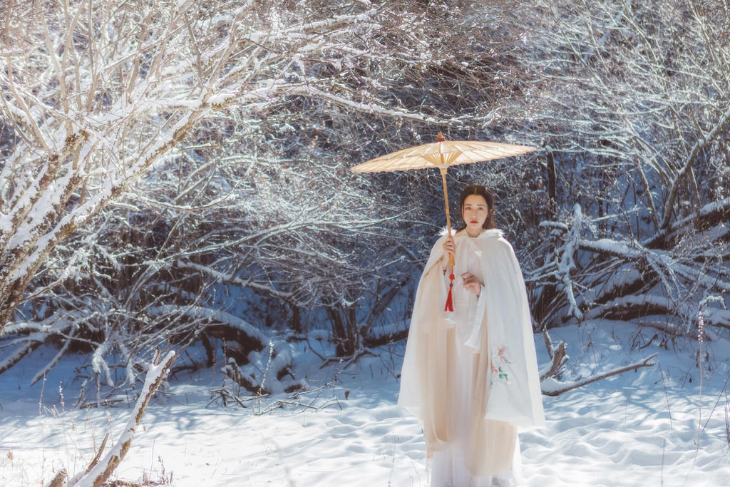 雪地里的汉服美女清新美女脱光图片