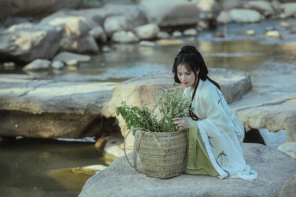 小溪边的汉服美女温婉最大胆最勾魂美女图片