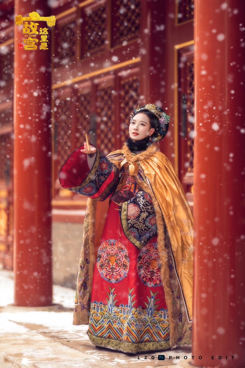 北京故宫里的格格雪天美女解开胸衣露出奶头写真