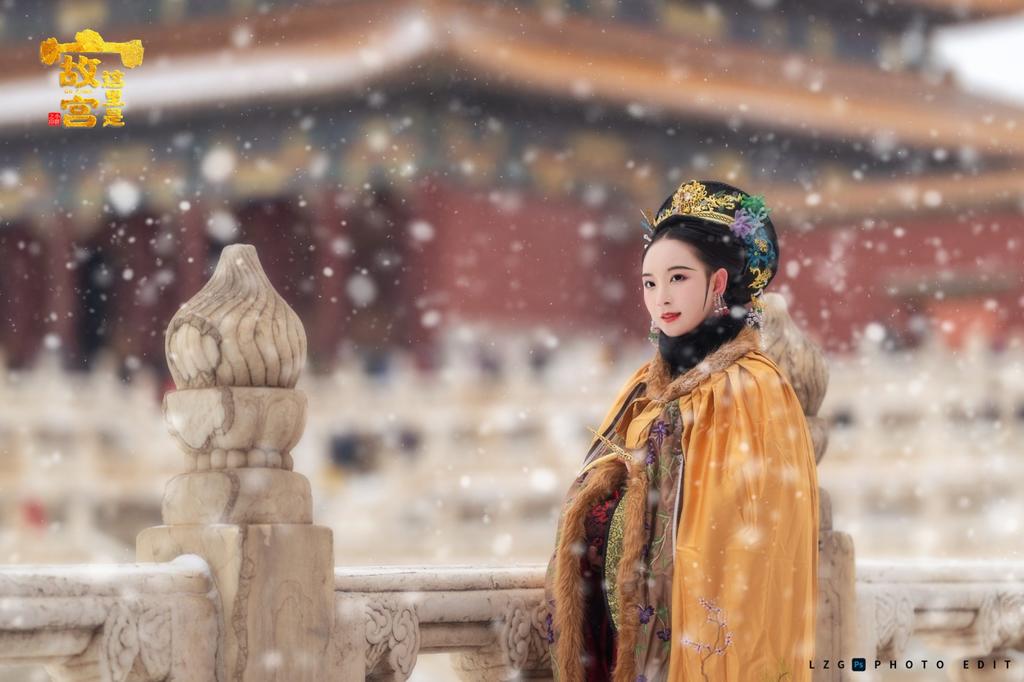 北京故宫里的格格雪天美女解开胸衣露出奶头写真