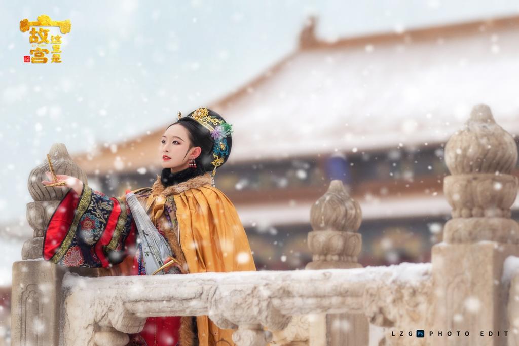 北京故宫里的格格雪天美女解开胸衣露出奶头写真